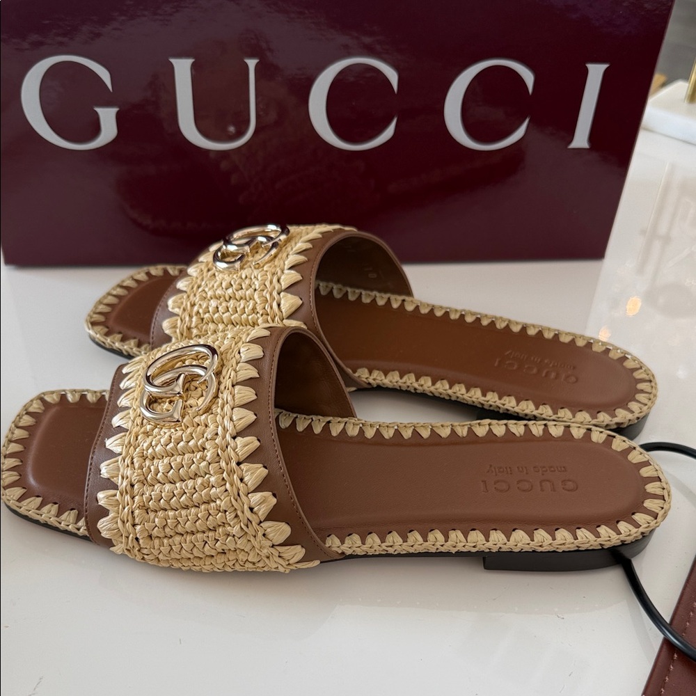 GUCCI
AUTHENTIC Marmont GG leather and raffia slides SIZE 38